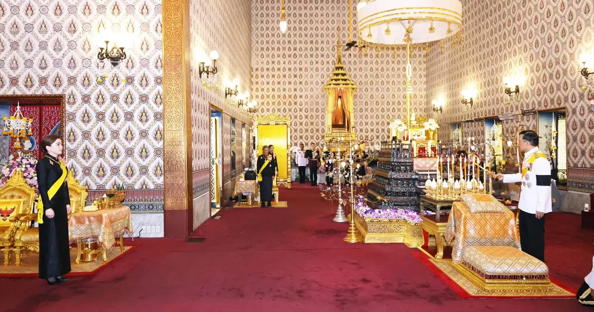 "ในหลวง-พระราชินี" ทรงบำเพ็ญพระราชกุศลครบรอบ 1 ปี วันสวรรคต สมเด็จพระนางเจ้าสิริกิติ์ พระบรมราชินีนาถ พระบรมราชชนนีพันปีหลวง