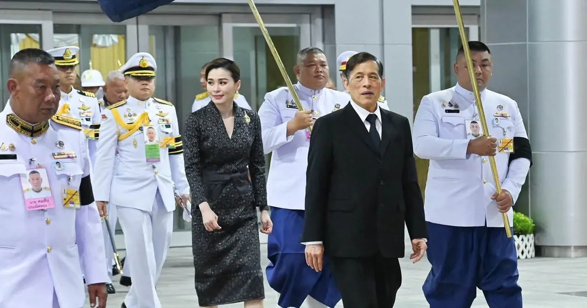 ในหลวง-พระราชินี ทรงเปิด “สถานีกลางกรุงเทพอภิวัฒน์” และทอดพระเนตรนิทรรศการ “วิวัฒน์รถไฟไทย”